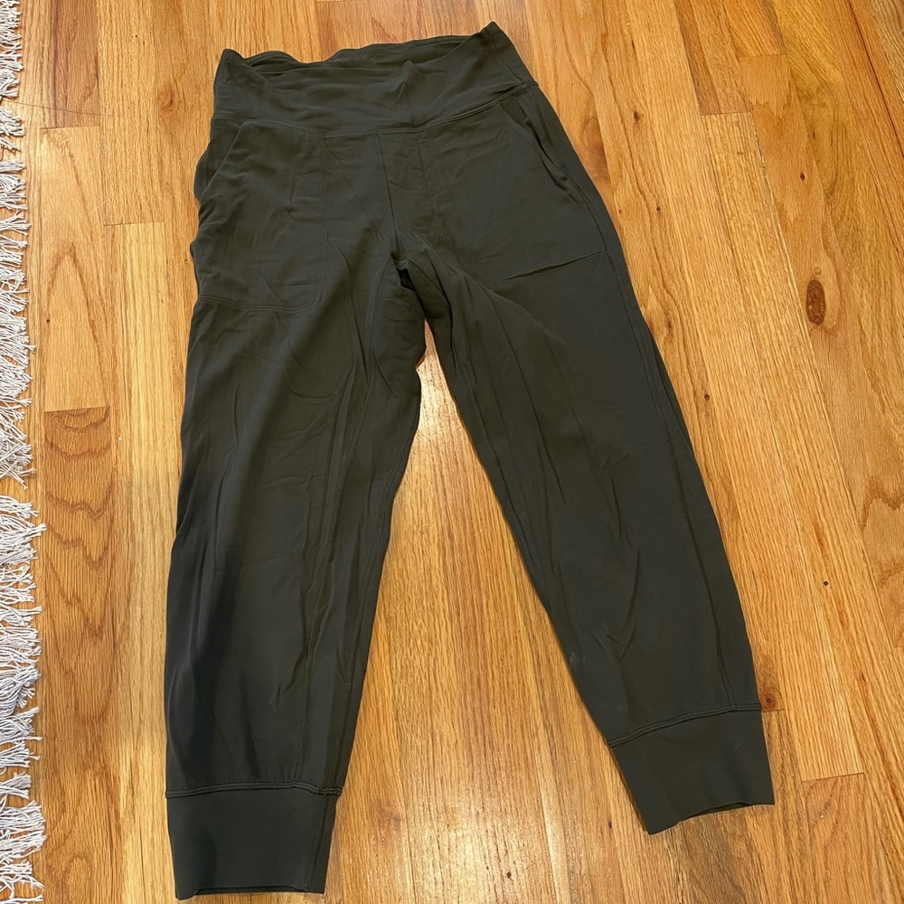 Lululemon Women’s Align Jogger Crop. Size 8.
